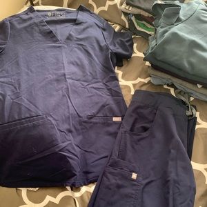 FIGS Navy 2 Pocket Scrub Top & Cargo Pants